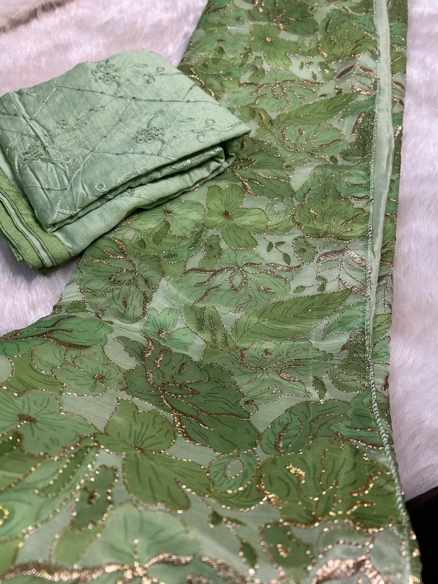 Komplett gearbeiteter, einzigartiger, ungesäumter Organza-Anzug