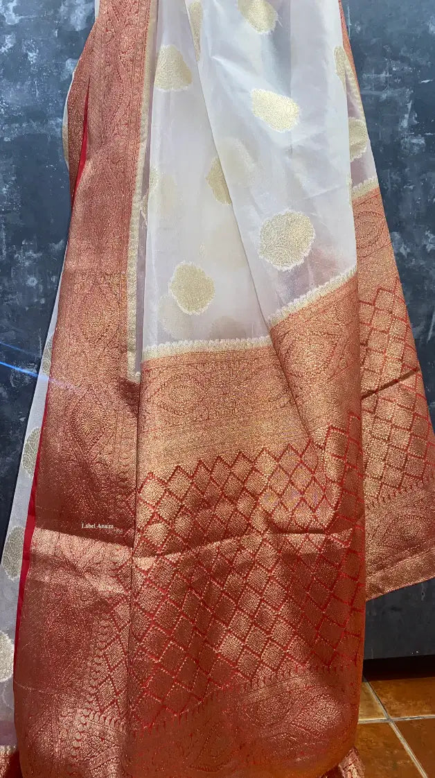 Sari en organza Banarasi blanc et rouge : une collection Anaira de luxe