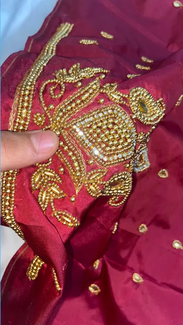 Ruby Radiance Aari Elegance Bluse