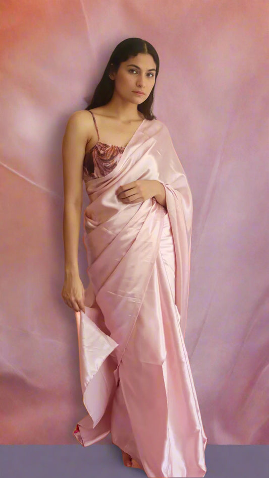 Woman wearing fowy pretty mauve saree