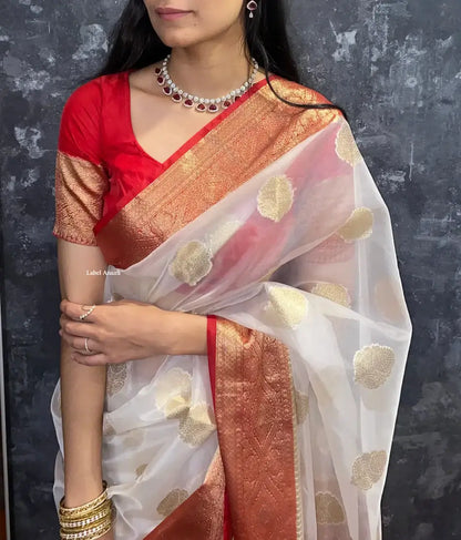 Sari en organza Banarasi blanc et rouge : une collection Anaira de luxe