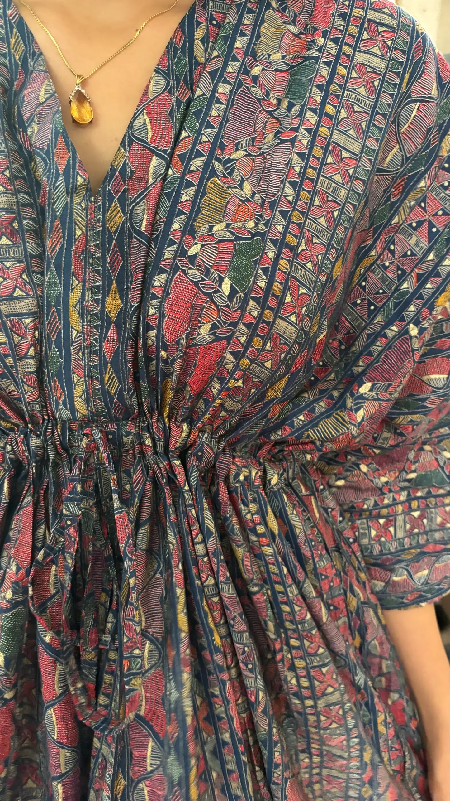 Eine kunstvolle Kleidung: Kleid in Einheitsgröße