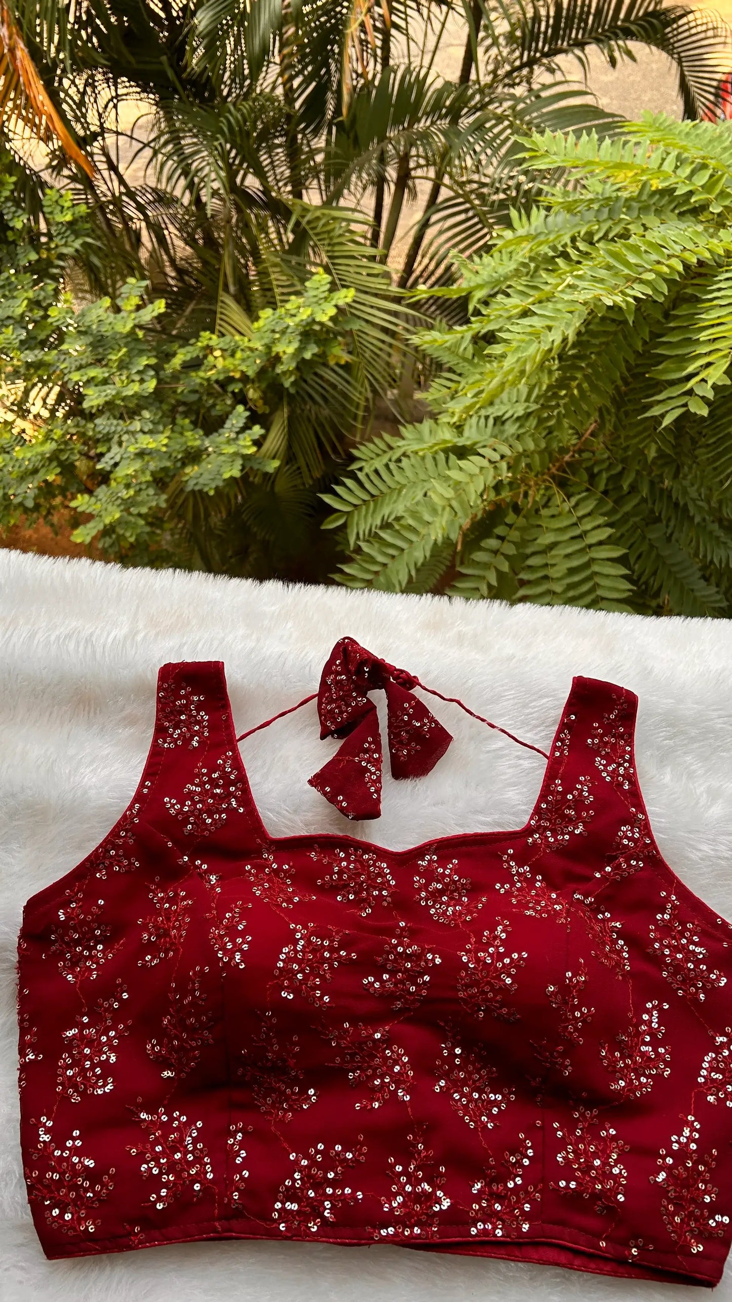 Kastanienbraune Bluse mit Sequenz: Noor-e-Gulab