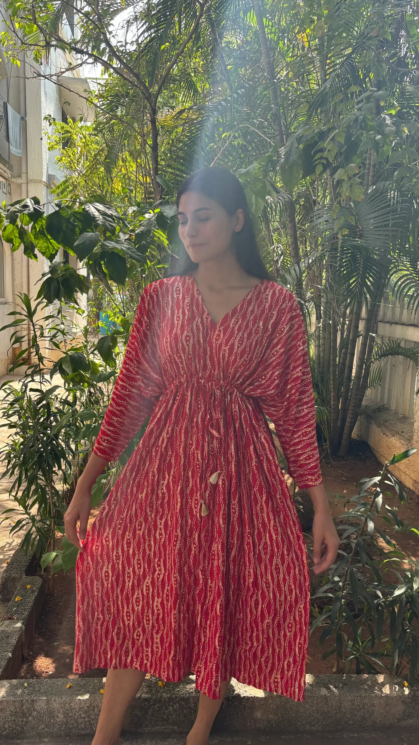 Wavy Elegance: Kleid in Einheitsgröße mit Taschen
