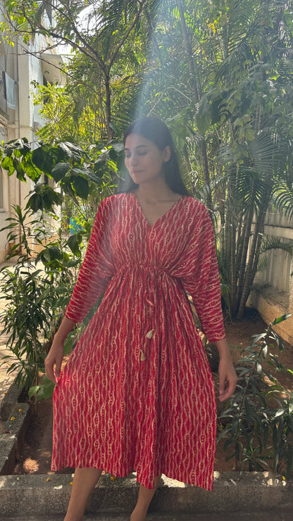Wavy Elegance: Kleid in Einheitsgröße mit Taschen