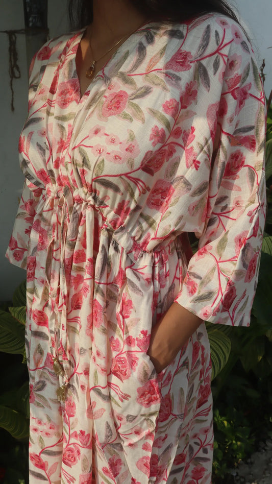 Kleid in Einheitsgröße: Weiß mit rosa Blumenmuster: Eine Sommerbrise