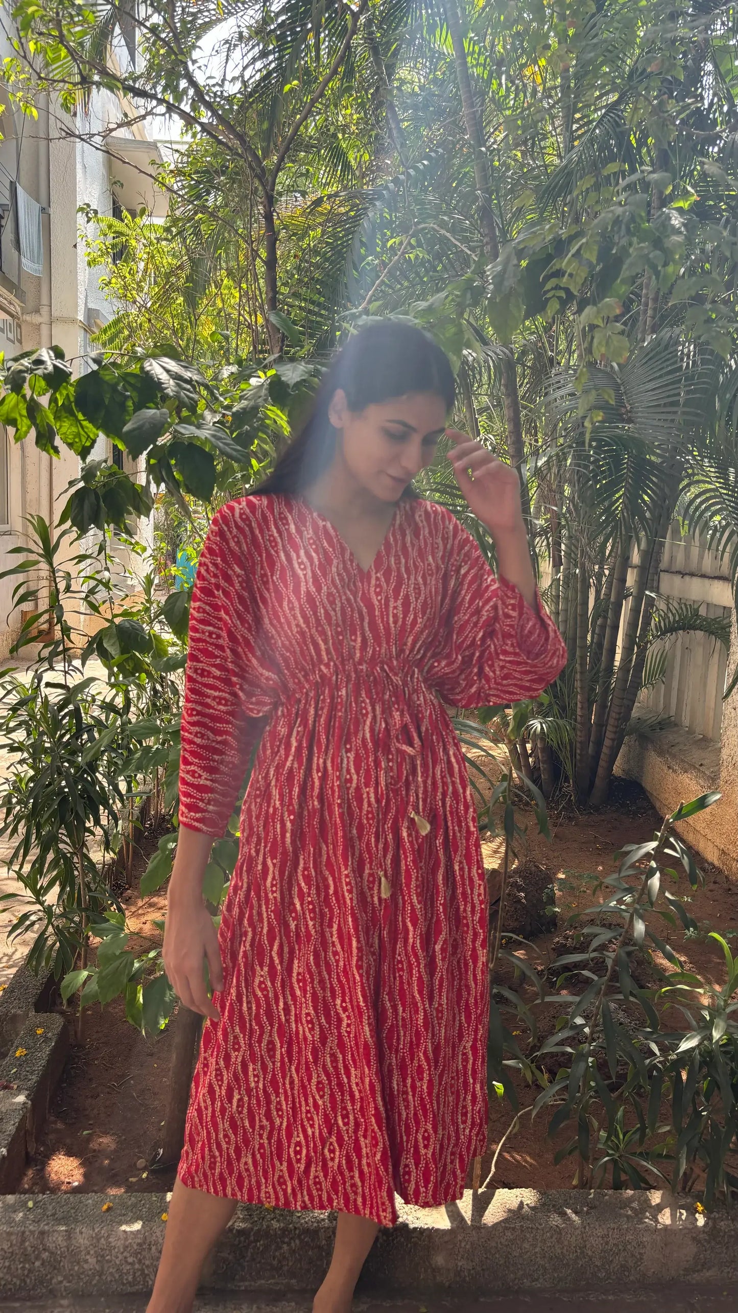Wavy Elegance: Kleid in Einheitsgröße mit Taschen