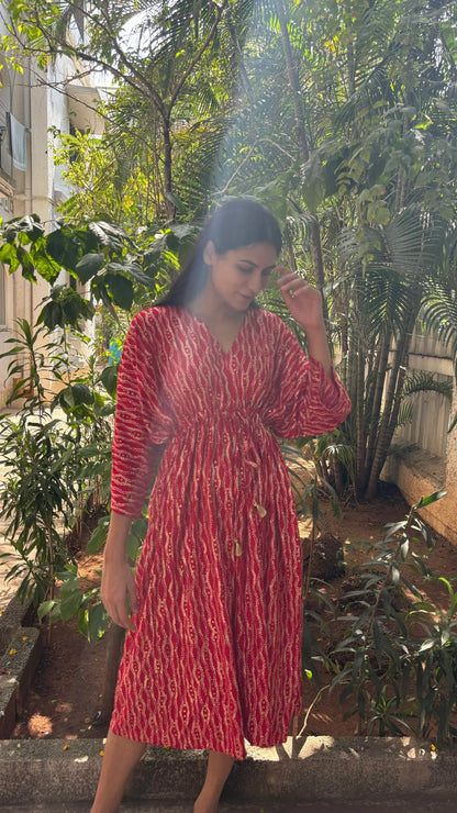 Wavy Elegance: Kleid in Einheitsgröße mit Taschen